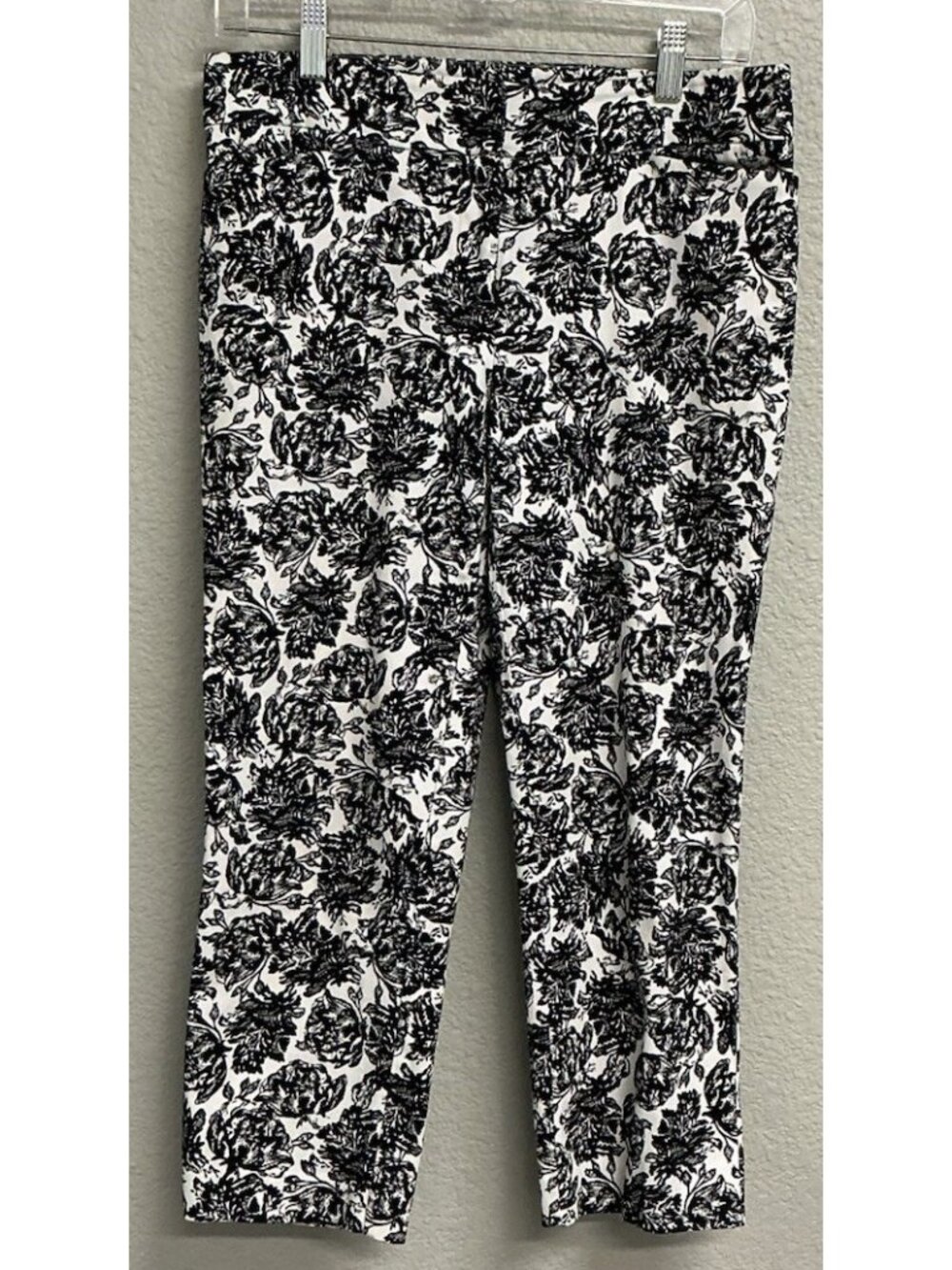 Chicos Stretch Capri Pants Women Size 00 Tropical Floral Black White Stretch